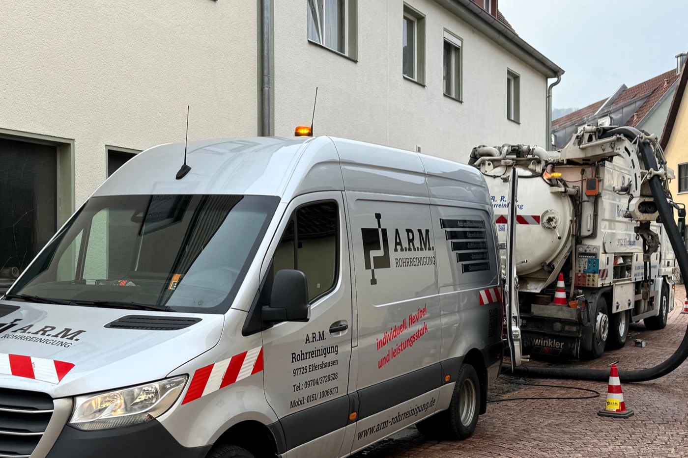 A.R.M. Rohrreinigung mit Spülwagen im Einsatz in einem Ort der Region