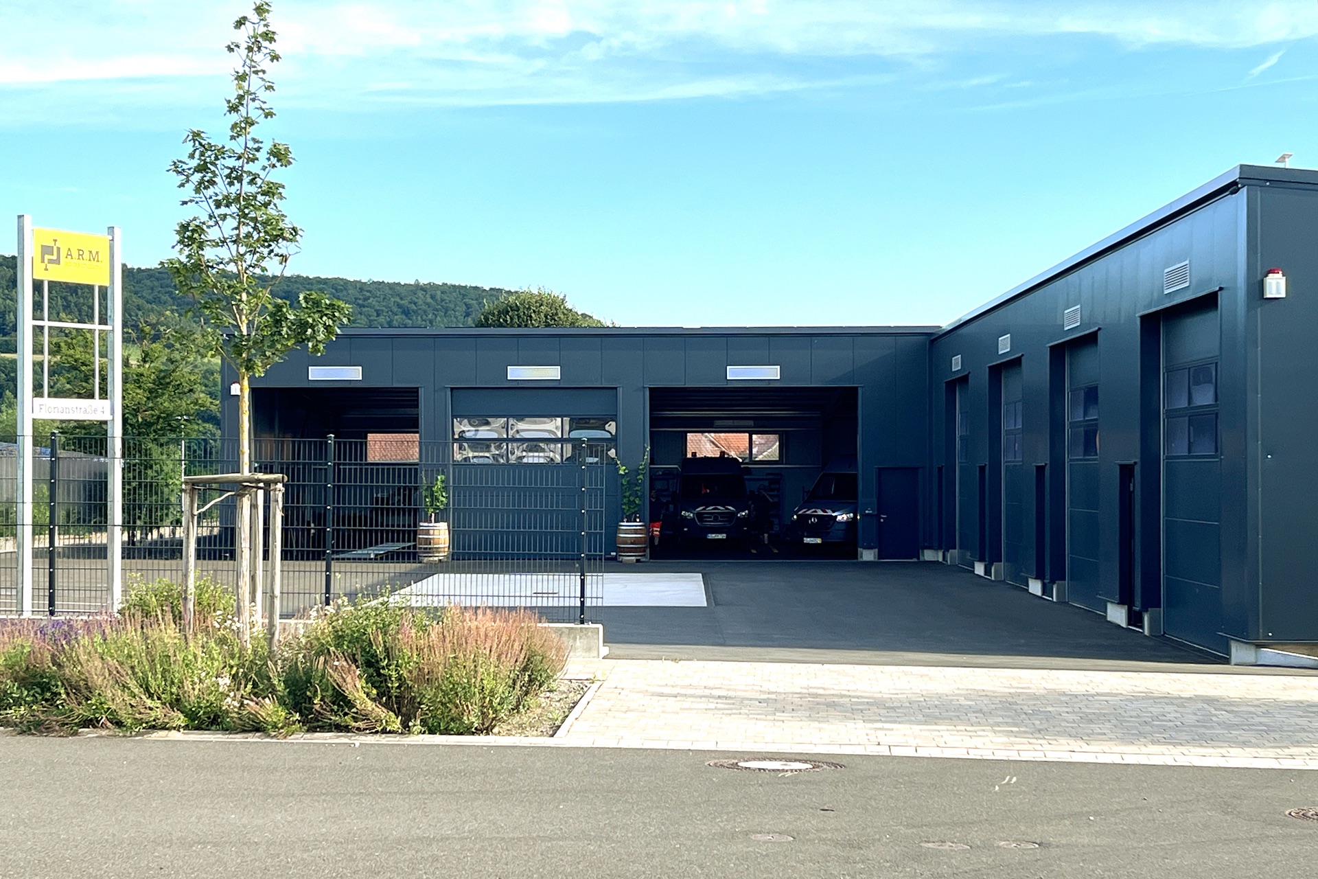A.R.M. Rohrreinigung Firmenstandort in Elfershausen mit Fuhrpark